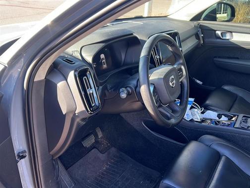 2023 Volvo XC40 B5 Plus Bright Theme