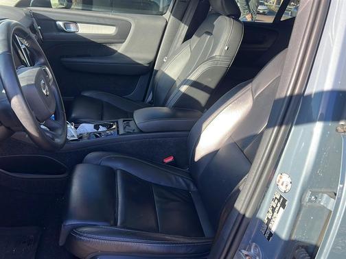 2023 Volvo XC40 B5 Plus Bright Theme