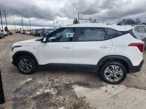 White 2026 Kia Seltos LX