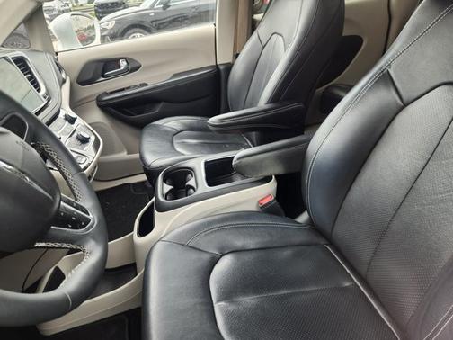 Bright White Clearcoat 2022 Chrysler Pacifica Touring L