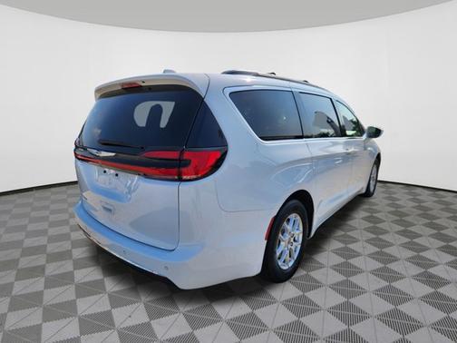 Bright White Clearcoat 2022 Chrysler Pacifica Touring L
