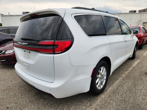 Bright White Clearcoat 2022 Chrysler Pacifica Touring L