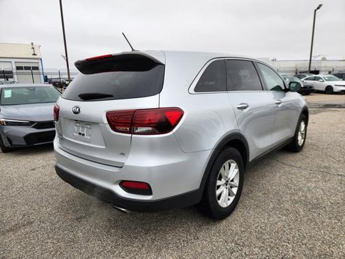 Sparkling Silver 2019 Kia Sorento LX