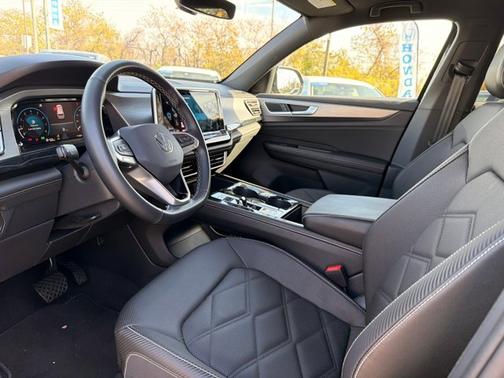 2025 Volkswagen Atlas Cross Sport 2.0T SE w/Technology