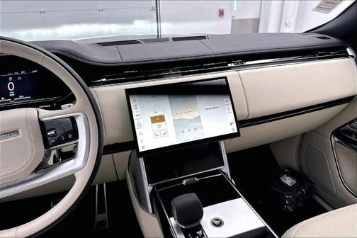 2026 Land Rover Range Rover P550e SE