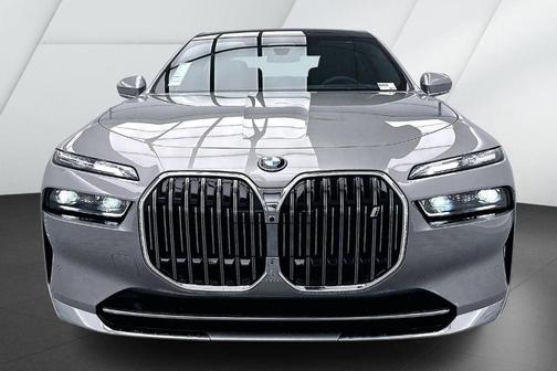 Space Silver 2026 BMW i7 XDrive60