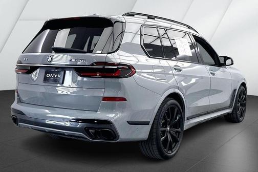 2023 BMW X7 M60i