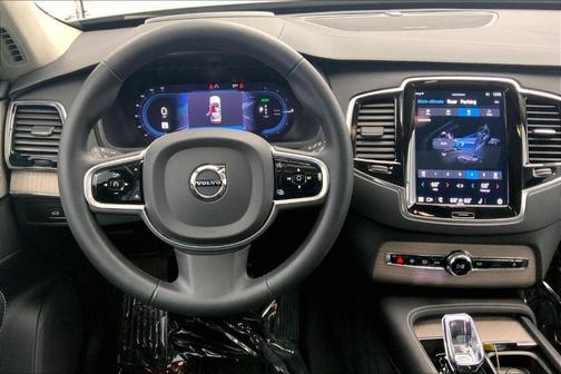 2023 Volvo XC90 Recharge Plug-In Hybrid T8 Ultimate Dark Theme 7-Seater