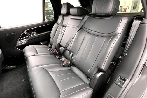 2025 Land Rover Range Rover P400 SE 7 Seat