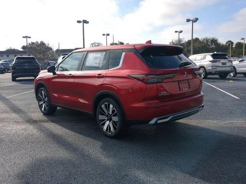 Red 2026 Mitsubishi Outlander SE