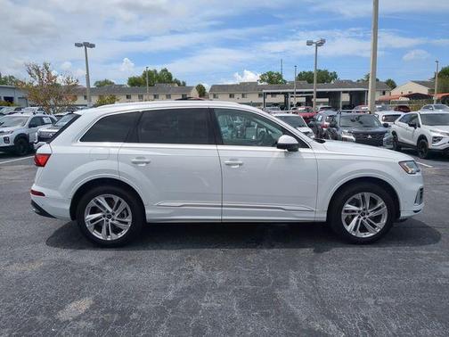Glacier White Metallic 2024 Audi Q7 55 Premium Plus