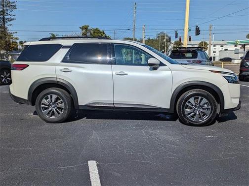 2024 Nissan Pathfinder SV