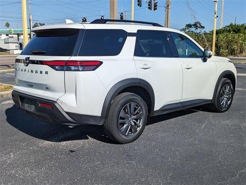 2024 Nissan Pathfinder SV