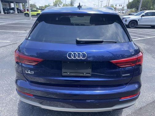Navarra Blue Metallic 2022 Audi Q3 40 Premium