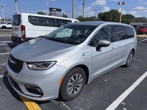 2023 Chrysler Pacifica Hybrid Touring L