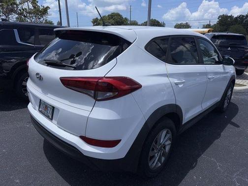 Dazzling White 2017 Hyundai TUCSON SE
