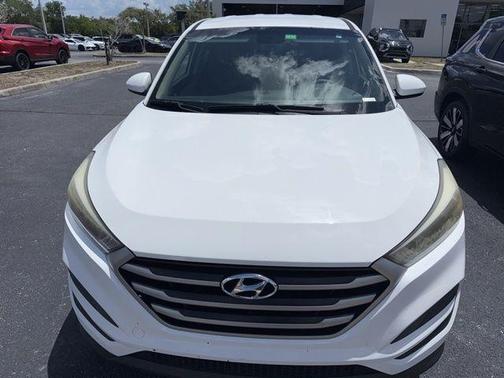 Dazzling White 2017 Hyundai TUCSON SE