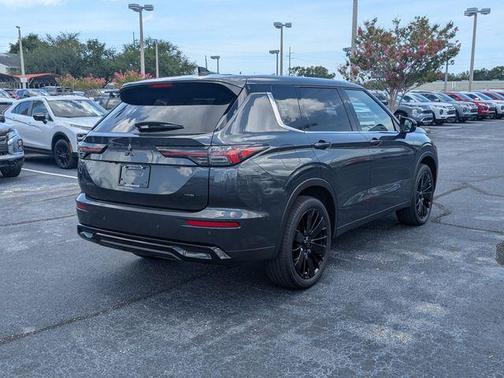 Graphite Gray 2026 Mitsubishi Outlander LE