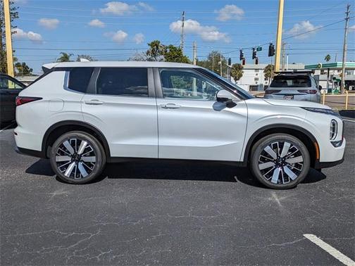 2025 Mitsubishi Outlander SE