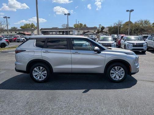 2026 Mitsubishi Outlander ES