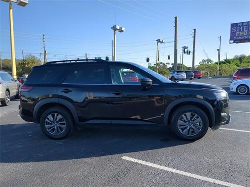 2024 Nissan Pathfinder SV