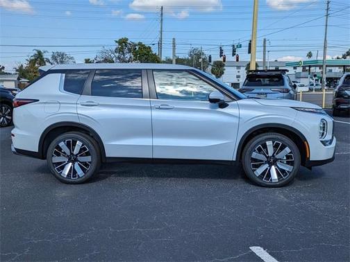 2025 Mitsubishi Outlander SE