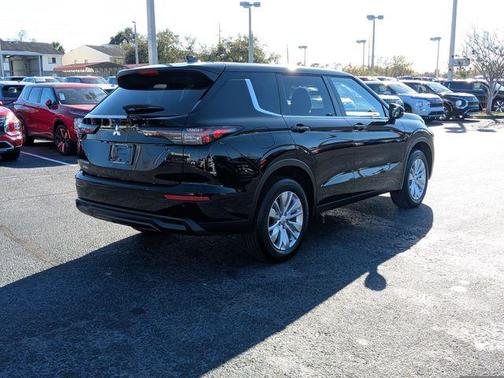 2026 Mitsubishi Outlander ES