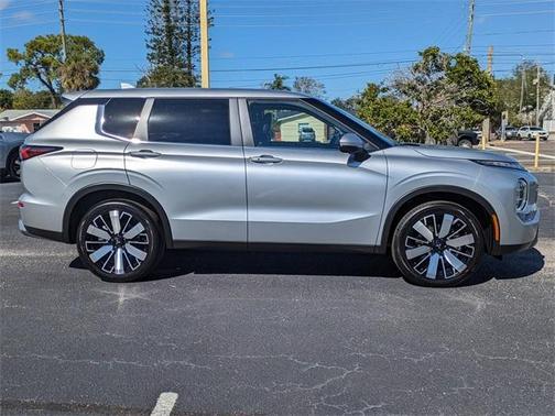 2025 Mitsubishi Outlander SE