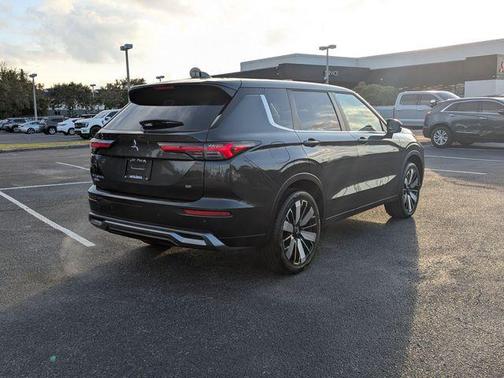 Graphite Gray 2026 Mitsubishi Outlander SE