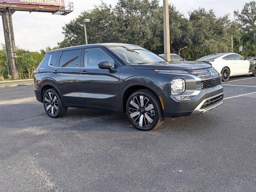 Graphite Gray 2026 Mitsubishi Outlander SE