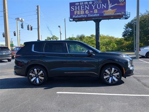 2026 Mitsubishi Outlander SE