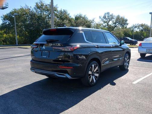 Black 2026 Mitsubishi Outlander SE