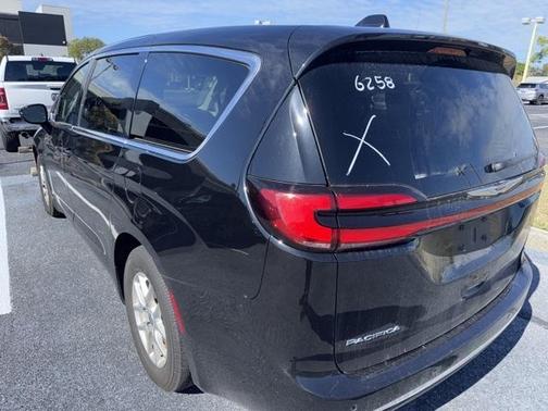 2024 Chrysler Pacifica Touring-L