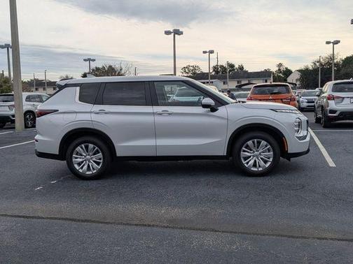 2026 Mitsubishi Outlander ES