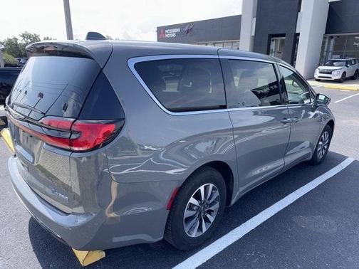 2022 Chrysler Pacifica Hybrid Touring L