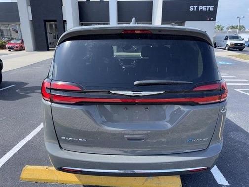 2022 Chrysler Pacifica Hybrid Touring L