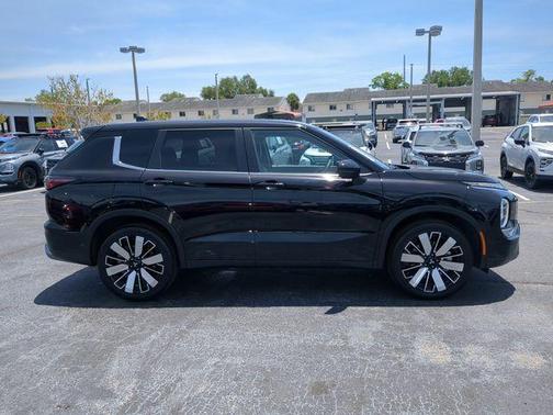 Black 2025 Mitsubishi Outlander SE