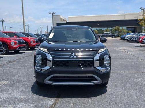 Black 2025 Mitsubishi Outlander SE