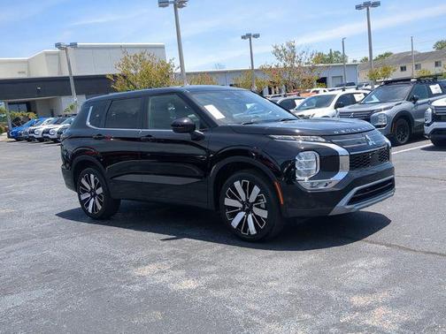 Black 2025 Mitsubishi Outlander SE