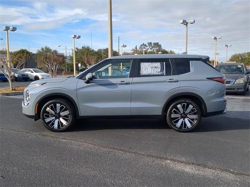 2025 Mitsubishi Outlander SE