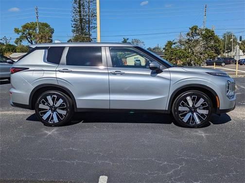 2025 Mitsubishi Outlander SE