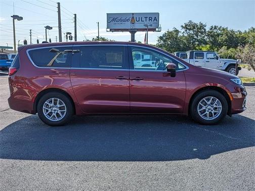 2023 Chrysler Pacifica Touring-L