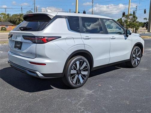 2025 Mitsubishi Outlander SE