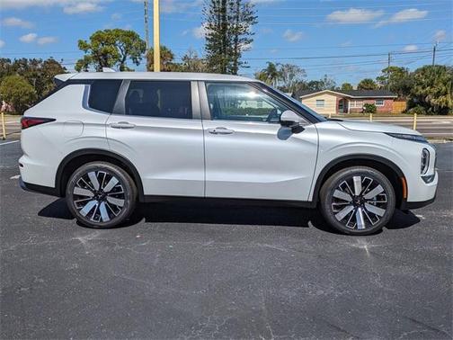 2025 Mitsubishi Outlander SE