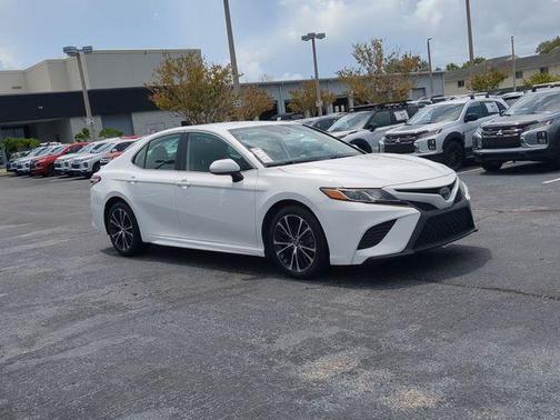 Super White 2020 Toyota Camry SE