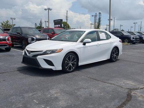 Super White 2020 Toyota Camry SE