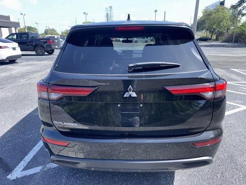 Black Diamond 2024 Mitsubishi Outlander ES