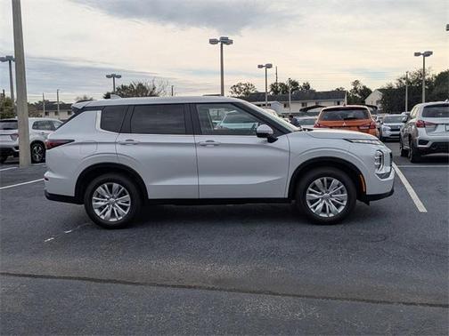 2026 Mitsubishi Outlander ES