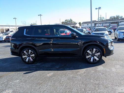 Black 2025 Mitsubishi Outlander SE