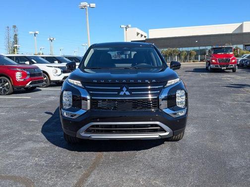 Black 2025 Mitsubishi Outlander SE